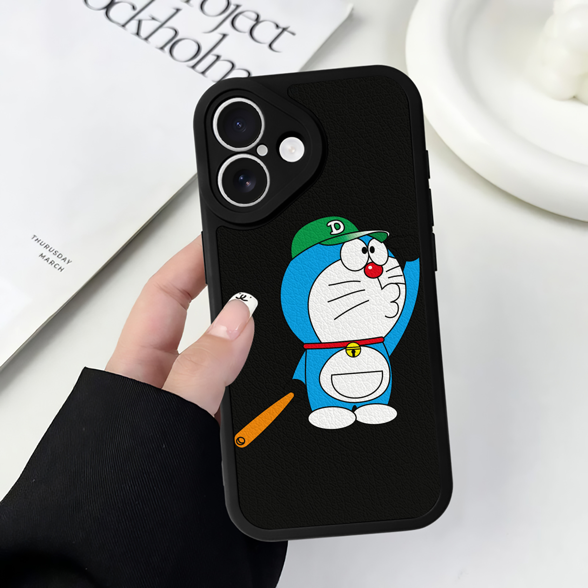 （画像用） ドラえもん Doraemon 【iPhone 16シリーズ対応】シリコンスマホケース（レザー調） 材質：シリコン